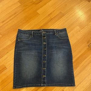 Jean skirt Size 16. On trend fall skirt button up.
